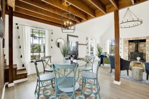 ein Esszimmer und ein Wohnzimmer mit Tisch und Stühlen in der Unterkunft Sunday Circle - Hot Tub & Hill Country Wine Trail in Fredericksburg