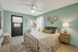 Schlafzimmer mit einem Bett und einer schwarzen Tür in der Unterkunft Sunday Circle - Hot Tub & Hill Country Wine Trail in Fredericksburg + 33 Fotos