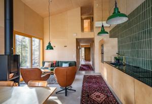 una sala de estar con un sofá y una mesa en Villa Kuuru Hillside, en Ruka