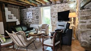 TV a/nebo společenská místnost v ubytování Gîte de France La valade 2 épis - Gîte de France 4 personnes MAE-9404