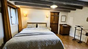 Postel nebo postele na pokoji v ubytování Gîte de France La valade 2 épis - Gîte de France 4 personnes MAE-9404 + 21 fotografií