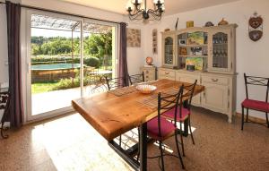 阿普特Beautiful Home In Apt的配有木桌椅的餐厅
