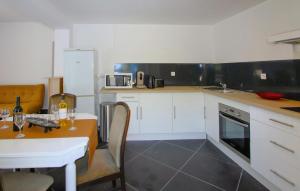 Η κουζίνα ή μικρή κουζίνα στο Lovely Home In Saint-Péray With Sauna