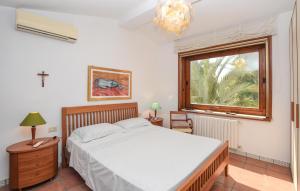Un pat sau paturi într-o cameră la Nice Home In Marina Di Ragusa