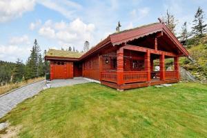 a large wooden house with a large yard at Flott hytte på Lifjell in Lifjell