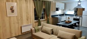 un soggiorno e una cucina con un divano e un tavolo di Appartement 2 chambres avec WIFI Centre de Descartes a Descartes