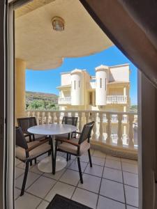 Balkoni atau teres di 2BED FLAT WITH BIG LOUNGE&POOL!5min WALK TO BEACH!