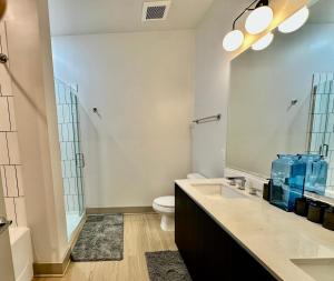 Modern luxury at the Interlock的一间浴室