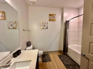 Modern luxury at the Interlock的一间浴室