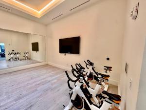 Modern luxury at the Interlock的电视和/或娱乐中心