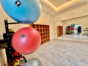 Modern luxury at the Interlock的健身中心和/或健身设施