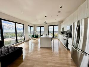 Modern luxury at the Interlock的厨房或小厨房