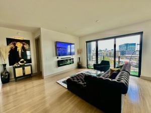 Modern luxury at the Interlock的电视和/或娱乐中心