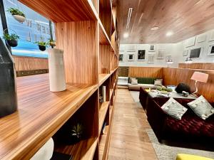 Modern luxury at the Interlock的休息区