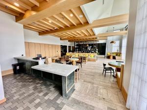 Modern luxury at the Interlock餐厅或其他用餐的地方