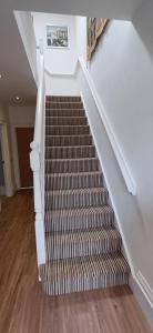 シャンクリンにあるThe Old School Hallの階段付きの家の階段