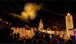 a crowd of people standing in front of christmas lights at Sumeja Residence in Triberg +34 photos