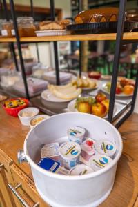 a bucket of food sitting on a counter with food at Refúgio da Enseada - Suítes in Ubatuba