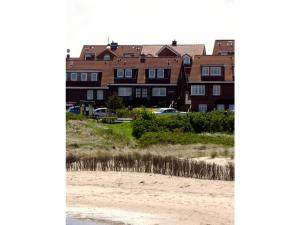 - un bâtiment sur la plage à côté d'une plage dans l'établissement Holiday apartment B in Haus Seewind, à Wittdün