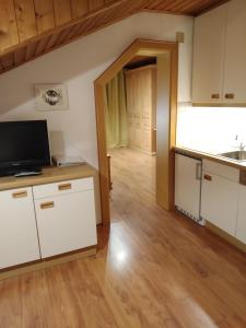 A kitchen or kitchenette at Huberhof Morgensonne