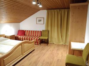 A bed or beds in a room at Huberhof Morgensonne