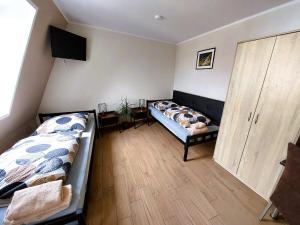 Ένα ή περισσότερα κρεβάτια σε δωμάτιο στο AE BERG Apartamenty