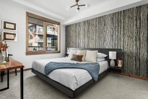 Postel nebo postele na pokoji v ubytování NEW Spacious MTN View Condo, PRIME location with Hot Tub, Free National Park Pass, Huge Patio, BBQ, Sleeps 7 + 37 fotografií