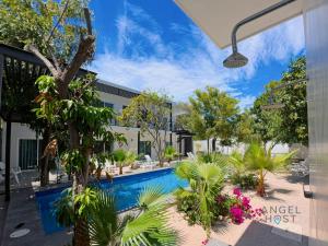 Πισίνα στο ή κοντά στο Commercial Zone Studios, Pool, BBQ and Beach 7 Blocks +34 φωτογραφίες
