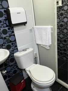 een kleine badkamer met toilet en wastafel bij Aparta Suite Torre De Prado 301 in Medellín