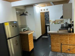 een keuken met een roestvrijstalen koelkast en een aanrecht bij Aparta Suite Torre De Prado 301 in Medellín +11 foto's