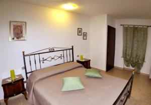 Un dormitorio con una cama grande con dos almohadas verdes. en La Magnolia, en Verona