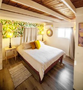 Postel nebo postele na pokoji v ubytování CASA TUCAN - BEACH JUNGLE PARADISE