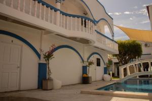 eine Villa mit einem Pool und einem Gebäude in der Unterkunft Casa Coral in Los Cóbanos