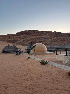 eine Gruppe von Zelten mitten in der Wüste in der Unterkunft Magic mountains rum in Disah