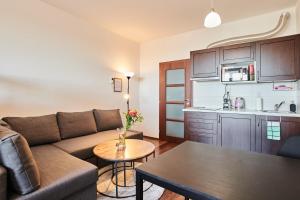 Kuchyň nebo kuchyňský kout v ubytování High-Sky O2 arena Apartment with garage parking and AC