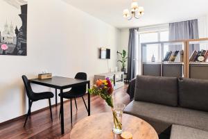 Posezení v ubytování High-Sky O2 arena Apartment with garage parking and AC