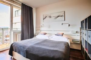 Postel nebo postele na pokoji v ubytování High-Sky O2 arena Apartment with garage parking and AC
