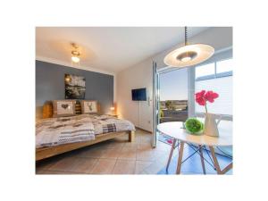 a bedroom with a bed and a table at Apartment Kleine Auszeit Eifel in Udler