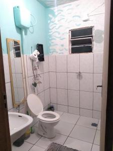 un bagno con un water e un lavandino di Área 51 Hospedaria - STL a São Thomé das Letras