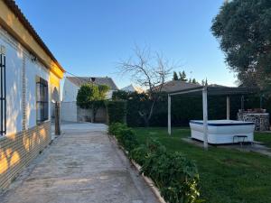 ein Haus mit einer Badewanne im Hof in der Unterkunft Chalet piscina jakuzzi sevilla in Hacienda de Tarazona