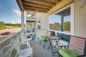 Ban công/sân hiên tại Westport Vacation Rental Walk to Beach!