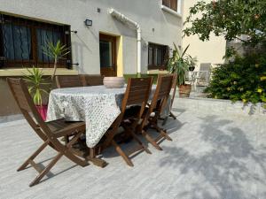 a table with chairs and a table cloth on a patio at Maison confortable Chelles, entre Disney et Paris in Chelles