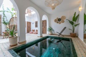 马拉喀什Riad Lamalika的植物之家的室内游泳池
