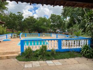 a blue and white fence next to a swimming pool at Chácara linda e espaçosa in São Carlos