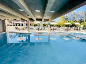 A piscina localizada em Spazzio Diroma Com acesso gratuíto ao Acqua Park - D ou nos arredores