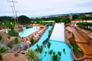 A piscina localizada em Spazzio Diroma Com acesso gratuíto ao Acqua Park - D ou nos arredores