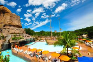 A piscina localizada em Spazzio Diroma Com acesso gratuíto ao Acqua Park - D ou nos arredores