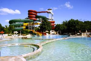 A piscina localizada em Spazzio Diroma Com acesso gratuíto ao Acqua Park - D ou nos arredores