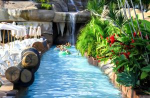 Um jardim em Spazzio Diroma Com acesso gratuíto ao Acqua Park - D
