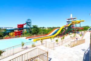 A piscina localizada em Spazzio Diroma Com acesso gratuíto ao Acqua Park - D ou nos arredores